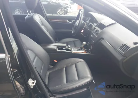 2010 Mercedes-Benz C 300 Luxury/Sport z USA, uszkodzony, nr VIN WDDGF5EB3AF461489